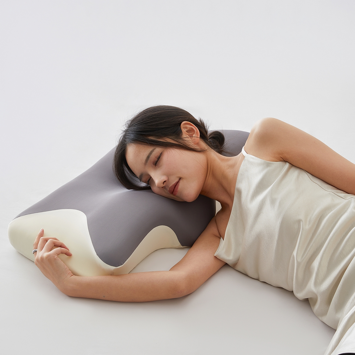 91家纺网 家纺一手货源 找家纺 土多多枕芯 2026新款牛角枕 灰色