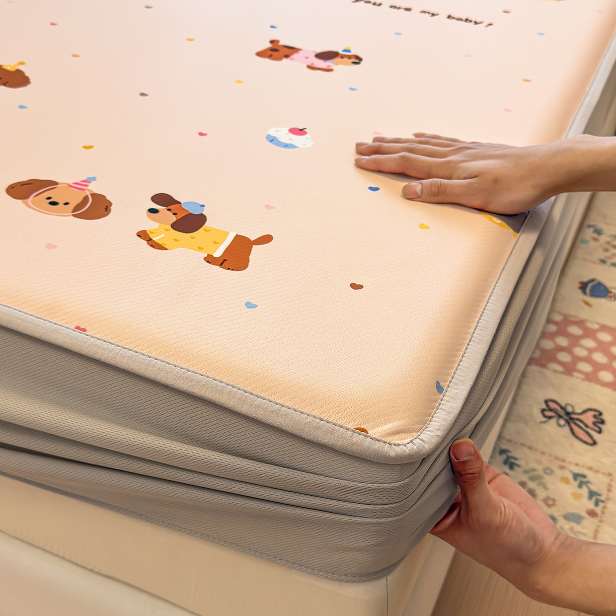 91家纺网 家纺一手货源 找家纺 懒猫家纺 2026新款卡通凉感冰丝床笠款凉席 床笠席-彩豆汪汪队