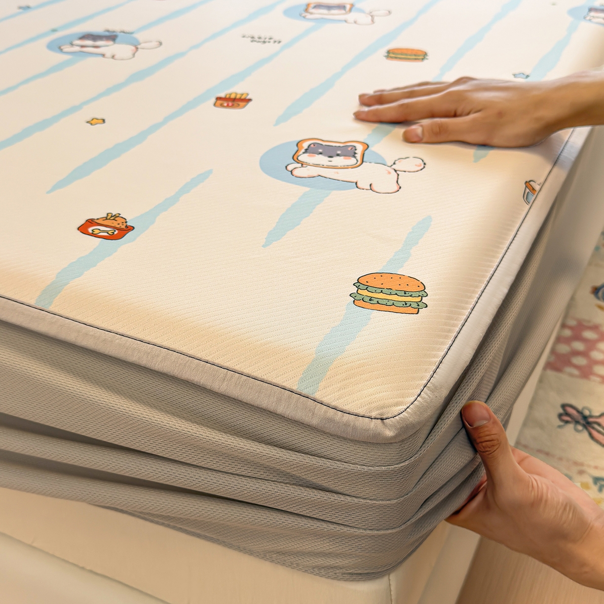 91家纺网 家纺一手货源 找家纺 懒猫家纺 2026新款卡通凉感冰丝床笠款凉席 床笠席-汉堡小狗