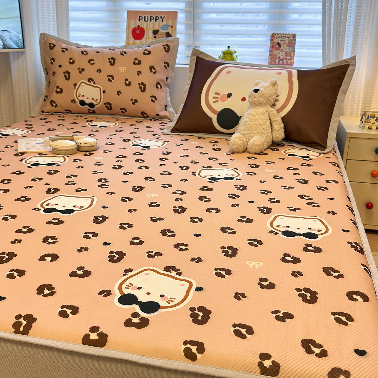 91家纺网 家纺一手货源 找家纺 懒猫家纺 2026新款卡通凉感冰丝床笠款凉席 床笠席-咖豹小猫