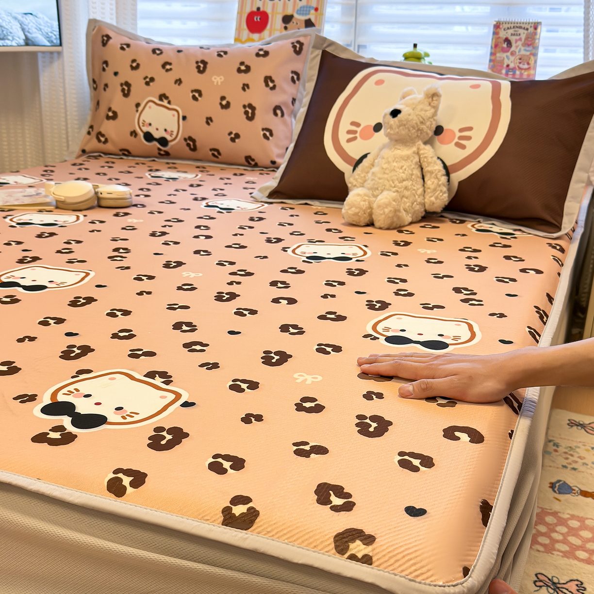 91家纺网 家纺一手货源 找家纺 懒猫家纺 2026新款卡通凉感冰丝床笠款凉席 床笠席-咖豹小猫