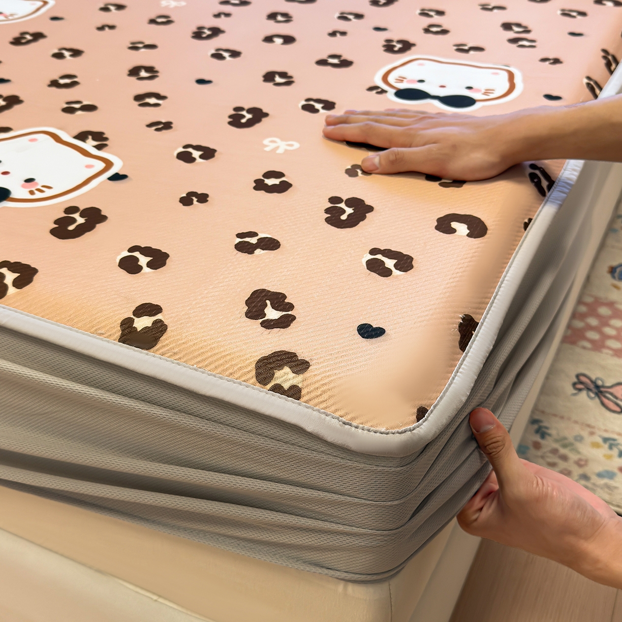 91家纺网 家纺一手货源 找家纺 懒猫家纺 2026新款卡通凉感冰丝床笠款凉席 床笠席-咖豹小猫