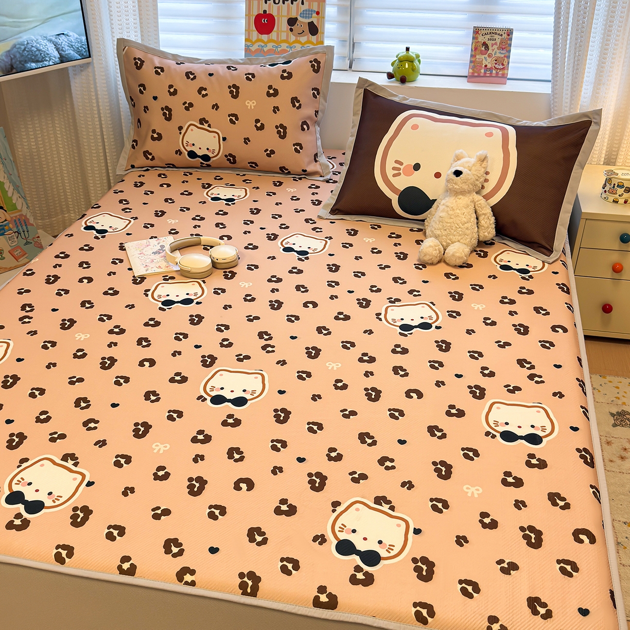 91家纺网 家纺一手货源 找家纺 懒猫家纺 2026新款卡通凉感冰丝床笠款凉席 床笠席-咖豹小猫