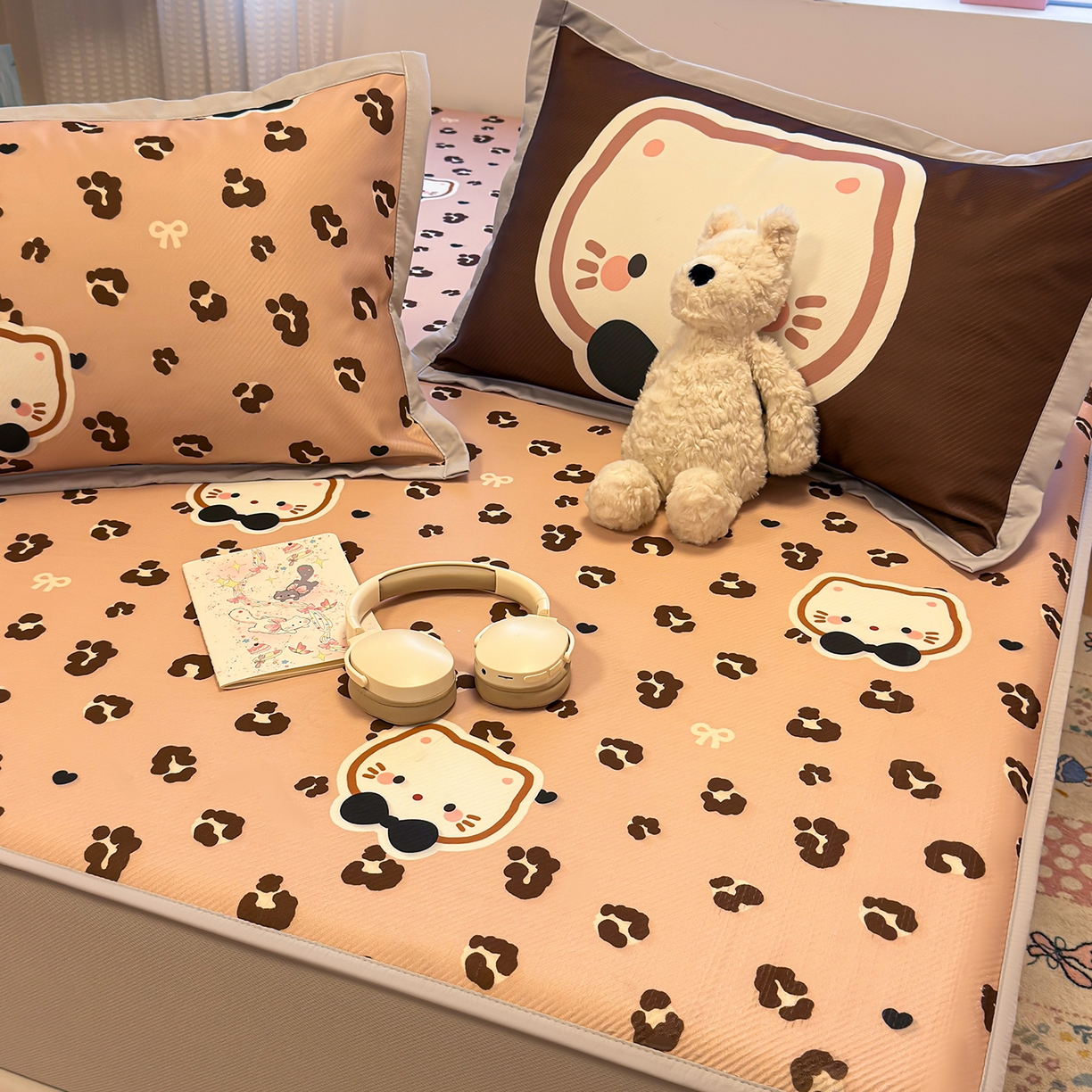 91家纺网 家纺一手货源 找家纺 懒猫家纺 2026新款卡通凉感冰丝床笠款凉席 床笠席-咖豹小猫