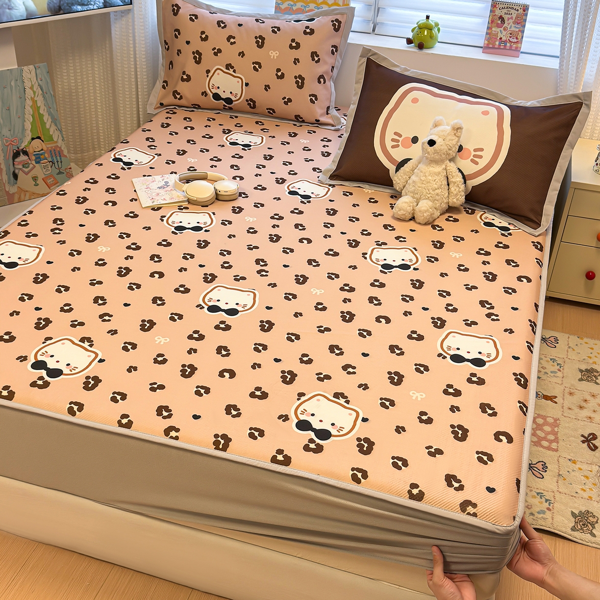 91家纺网 家纺一手货源 找家纺 懒猫家纺 2026新款卡通凉感冰丝床笠款凉席 床笠席-咖豹小猫