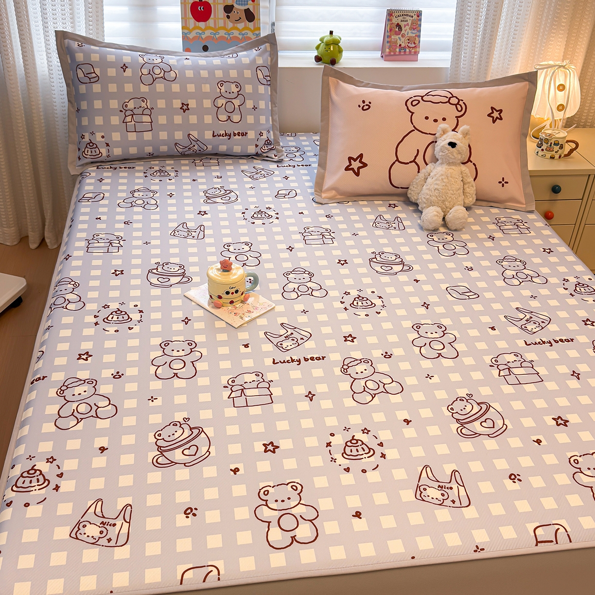 91家纺网 家纺一手货源 找家纺 懒猫家纺 2026新款卡通凉感冰丝床笠款凉席 床笠席-礼物小熊