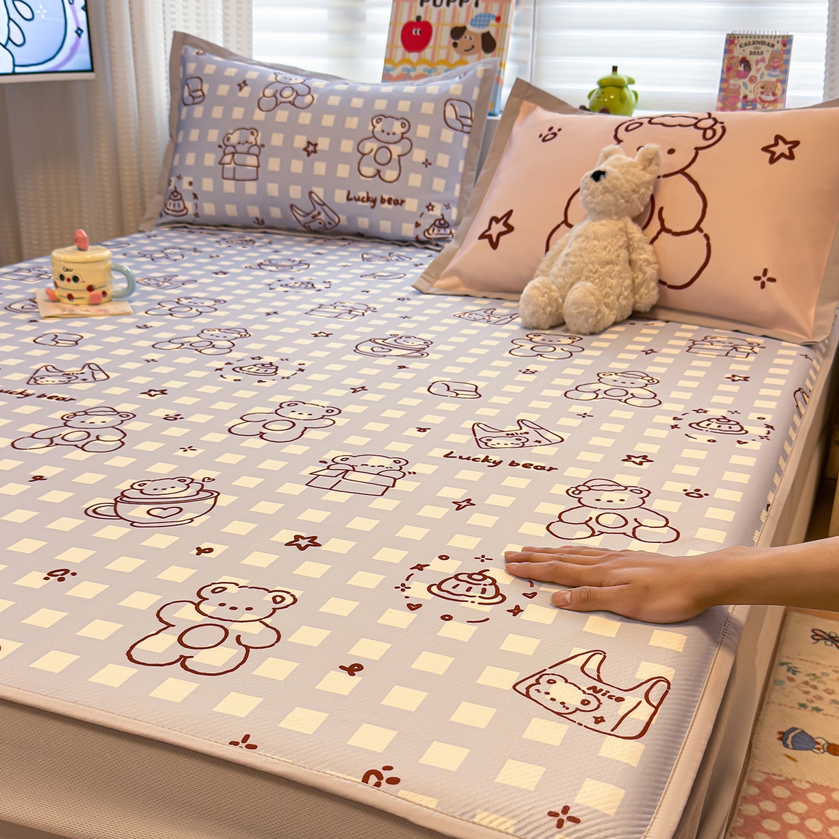 91家纺网 家纺一手货源 找家纺 懒猫家纺 2026新款卡通凉感冰丝床笠款凉席 床笠席-礼物小熊