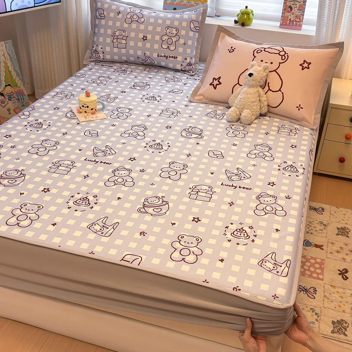 91家纺网 家纺一手货源 找家纺 懒猫家纺 2026新款卡通凉感冰丝床笠款凉席 床笠席-礼物小熊