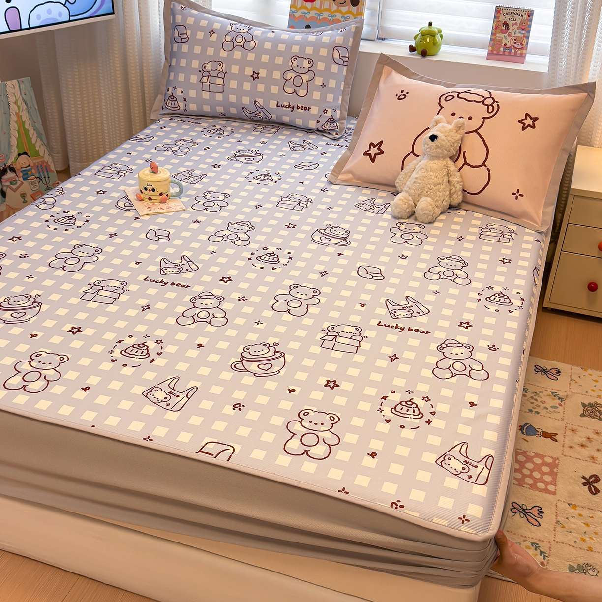 91家纺网 家纺一手货源 找家纺 懒猫家纺 2026新款卡通凉感冰丝床笠款凉席 床笠席-礼物小熊