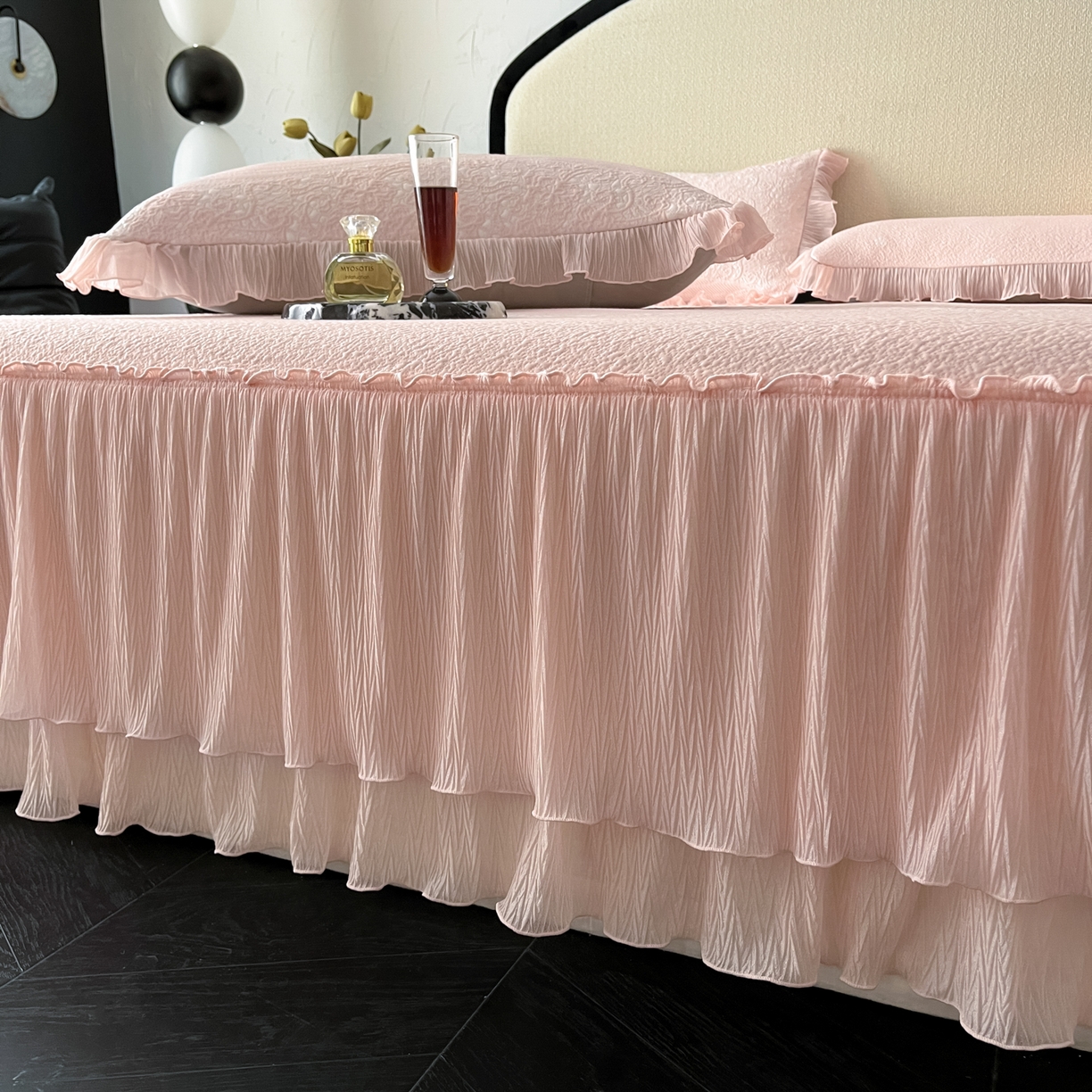 91家纺网 家纺一手货源 找家纺 莱米家纺 2026新款蕾丝花系列冰豆豆床裙 花漾-粉