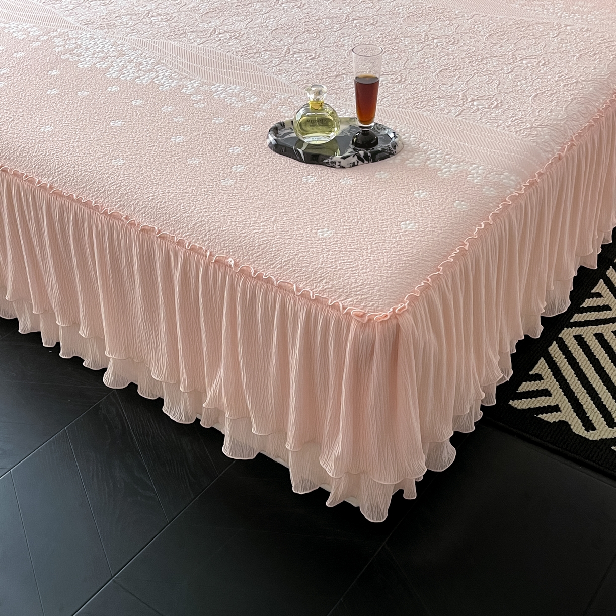 91家纺网 家纺一手货源 找家纺 莱米家纺 2026新款蕾丝花系列冰豆豆床裙 花漾-粉