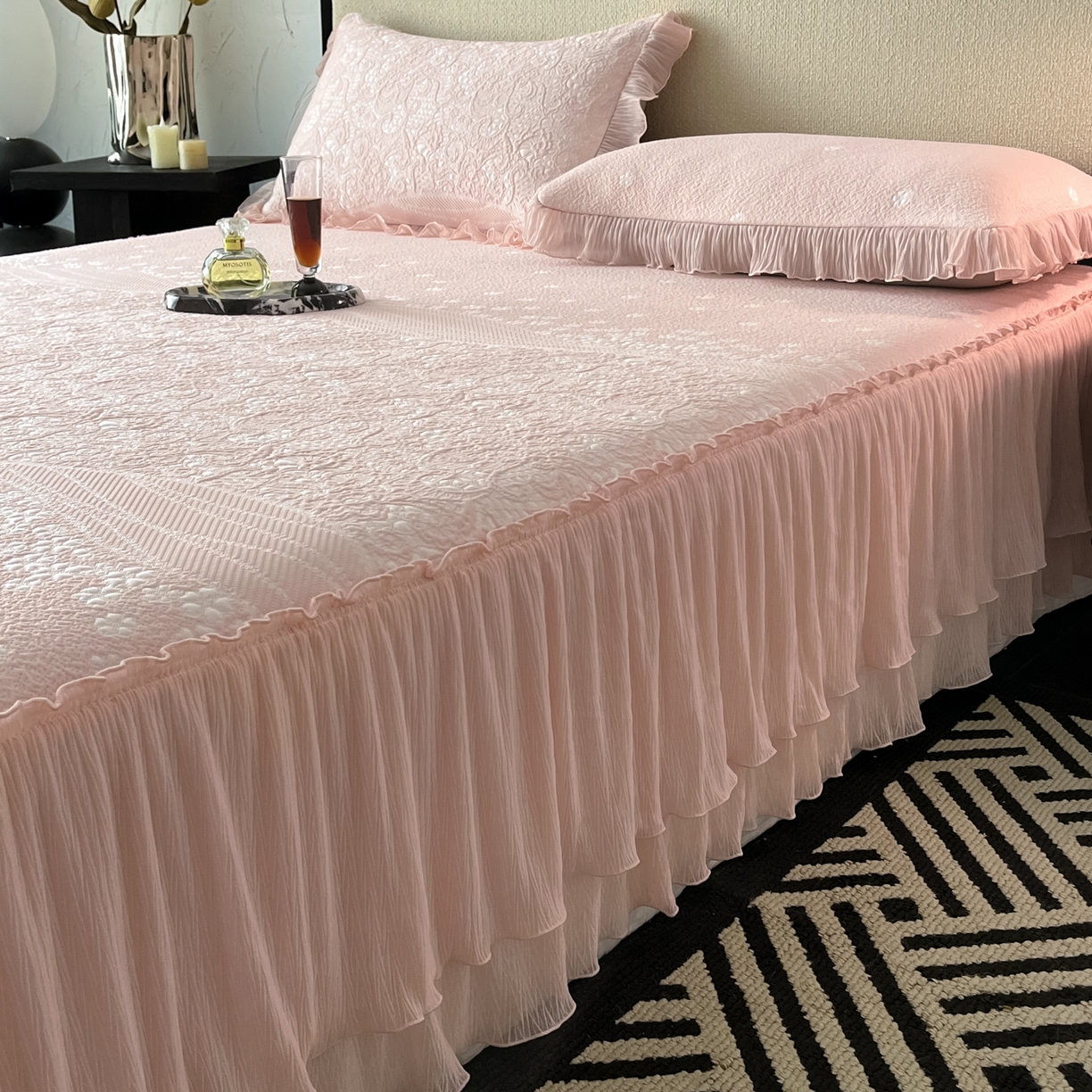 91家纺网 家纺一手货源 找家纺 莱米家纺 2026新款蕾丝花系列冰豆豆床裙 花漾-粉