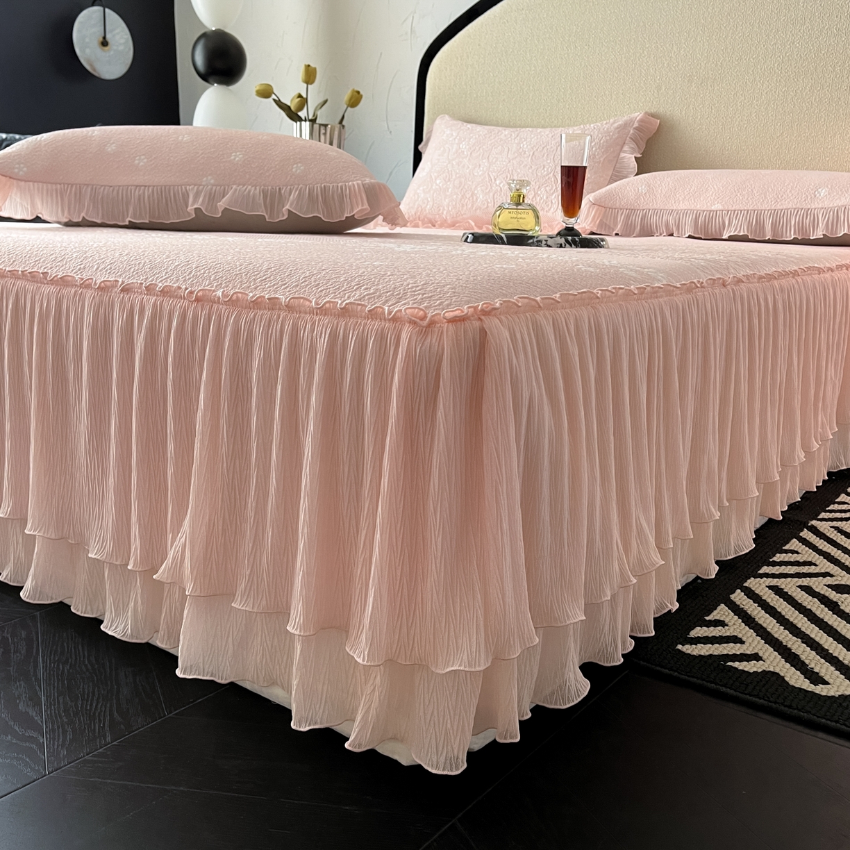 91家纺网 家纺一手货源 找家纺 莱米家纺 2026新款蕾丝花系列冰豆豆床裙 花漾-粉