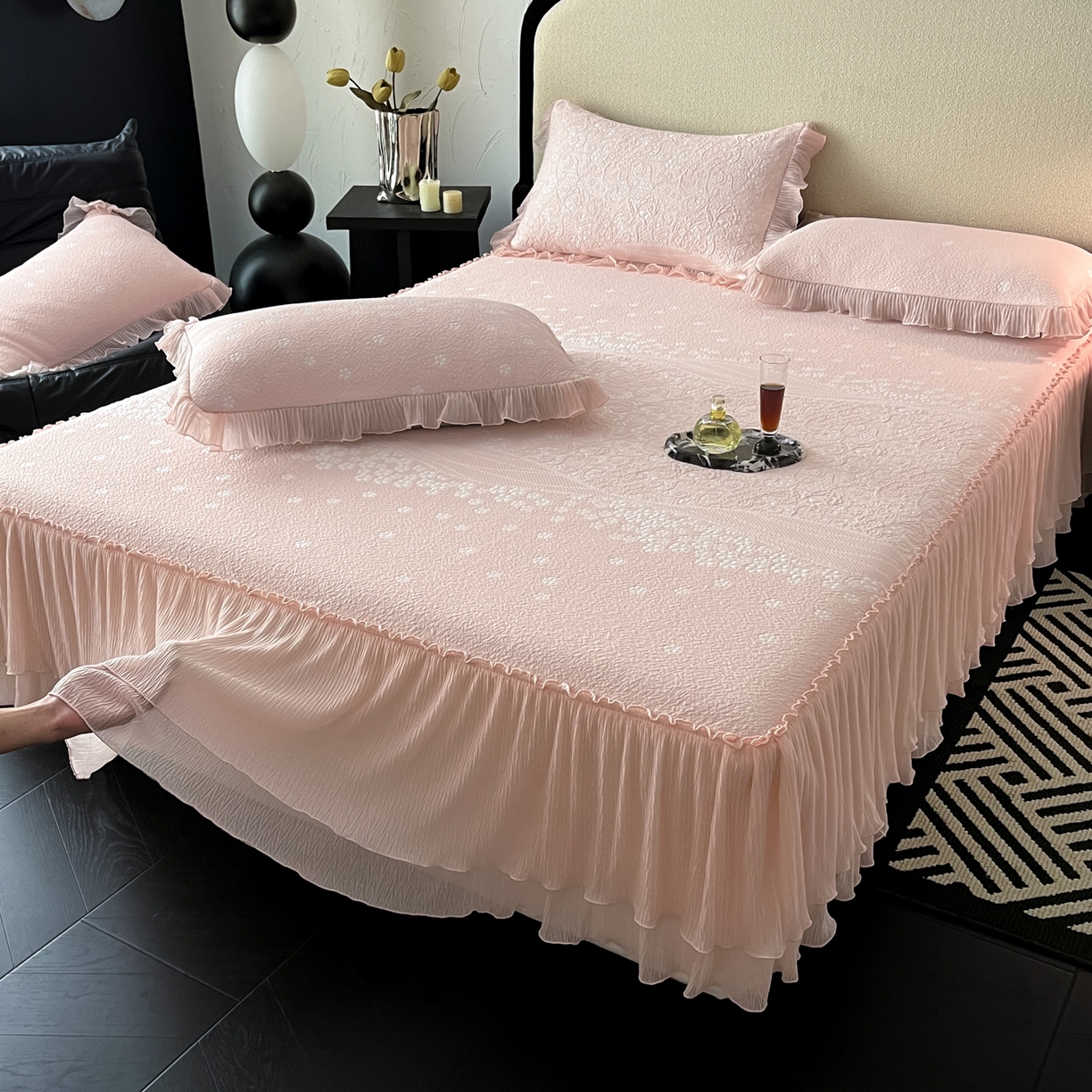 91家纺网 家纺一手货源 找家纺 莱米家纺 2026新款蕾丝花系列冰豆豆床裙 花漾-粉