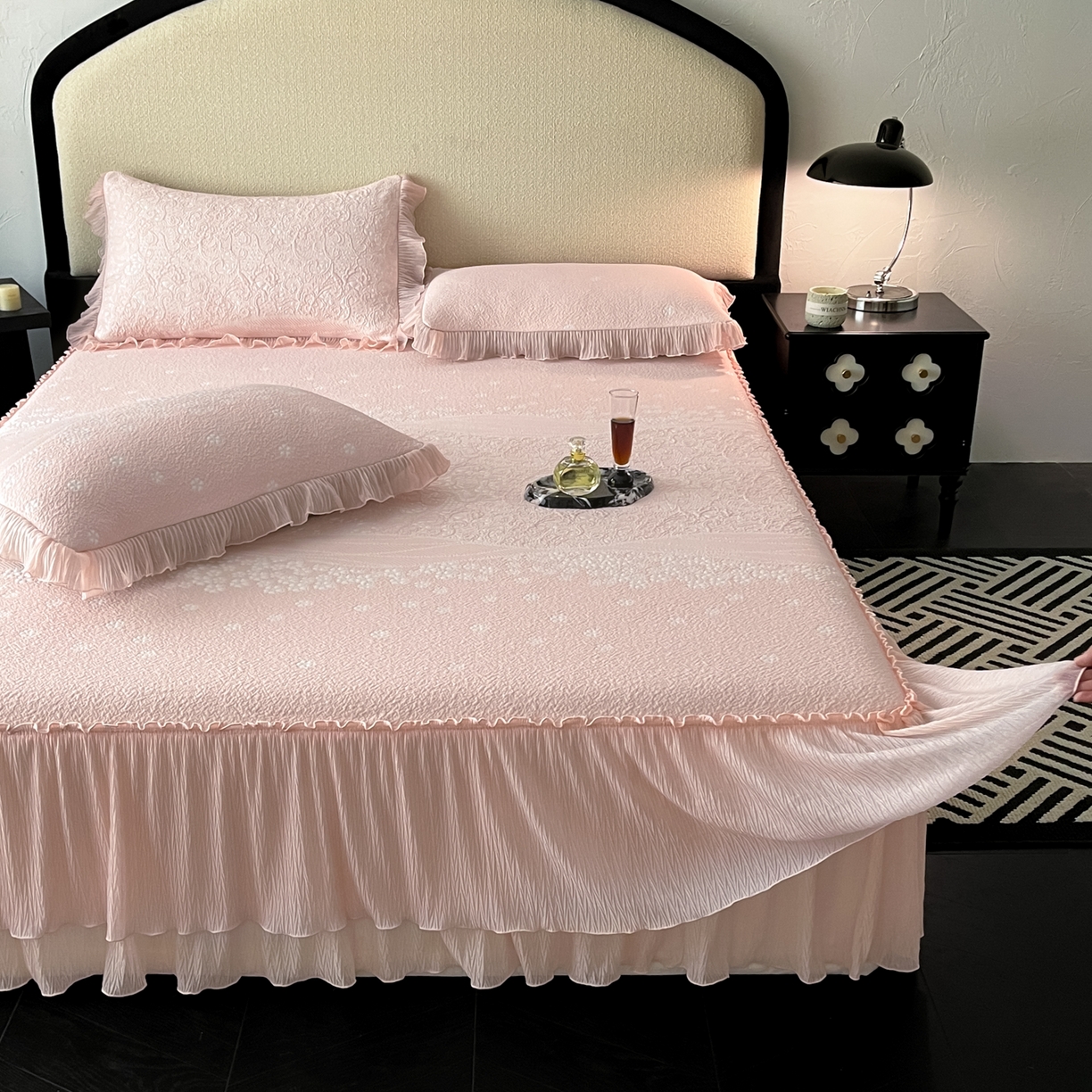 91家纺网 家纺一手货源 找家纺 莱米家纺 2026新款蕾丝花系列冰豆豆床裙 花漾-粉