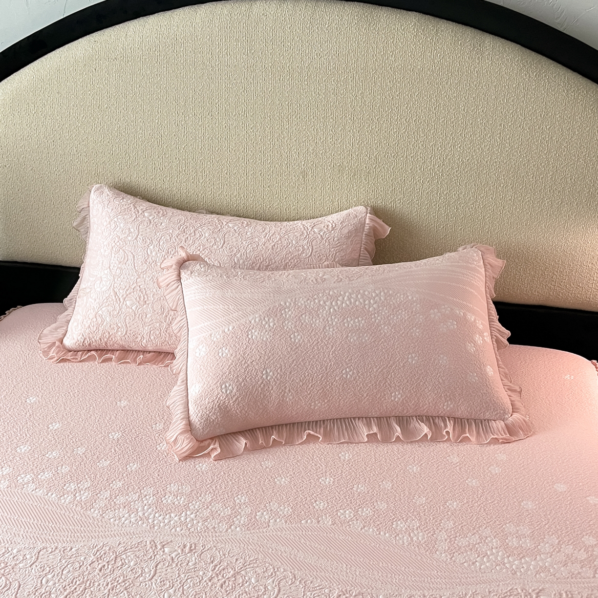 91家纺网 家纺一手货源 找家纺 莱米家纺 2026新款蕾丝花系列冰豆豆床裙 花漾-粉