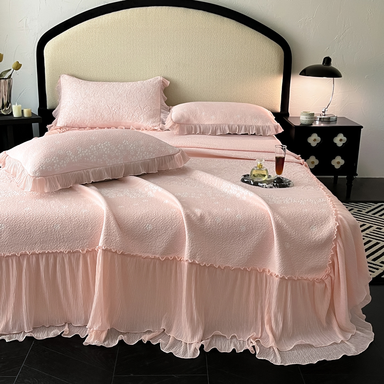 91家纺网 家纺一手货源 找家纺 莱米家纺 2026新款蕾丝花系列冰豆豆床裙 花漾-粉