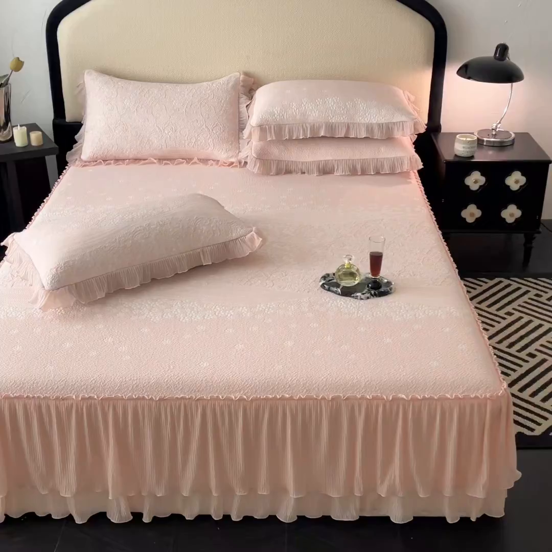 91家纺网 家纺一手货源 找家纺 莱米家纺 2026新款蕾丝花系列冰豆豆床裙 花漾-粉