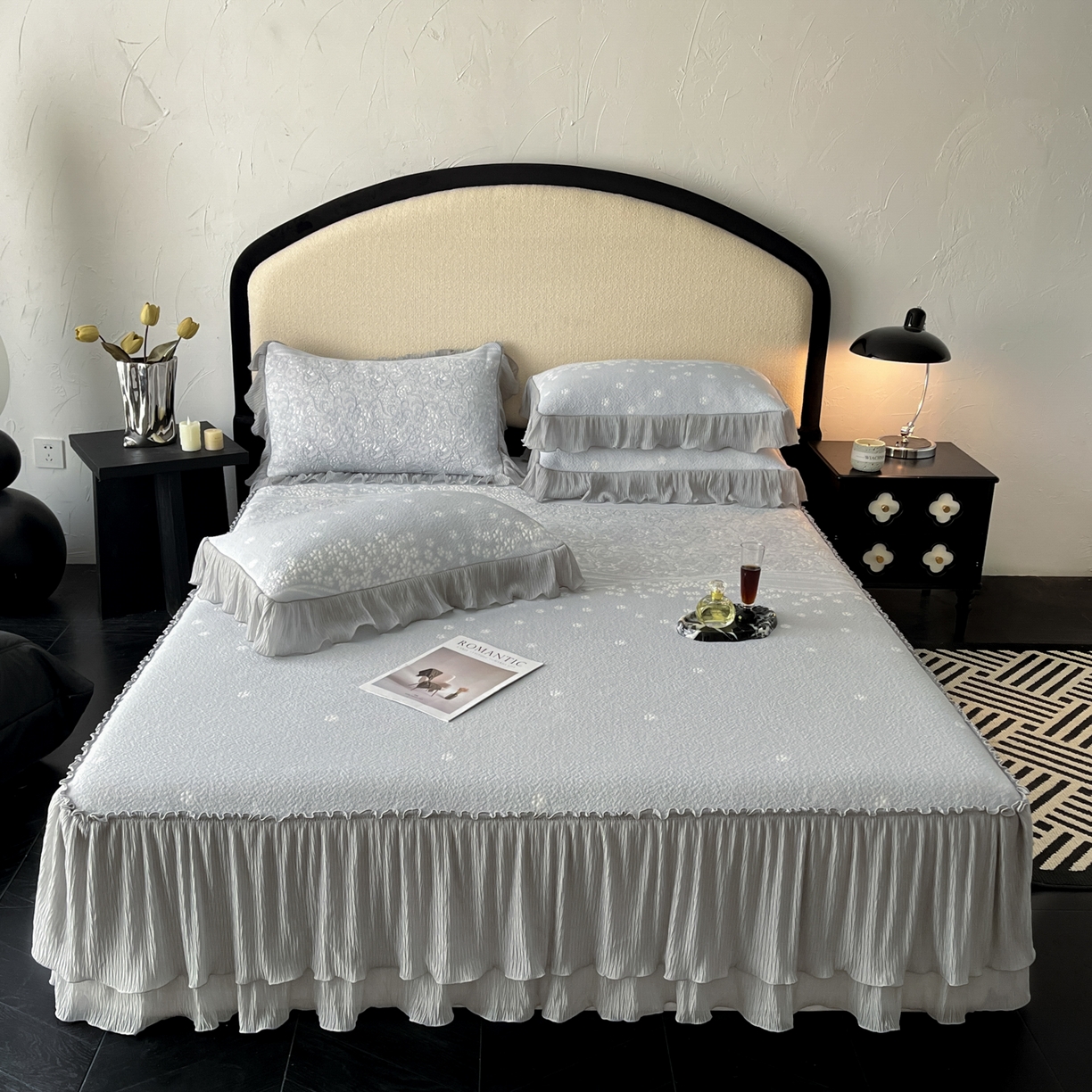 91家纺网 家纺一手货源 找家纺 莱米家纺 2026新款蕾丝花系列冰豆豆床裙 花漾-灰