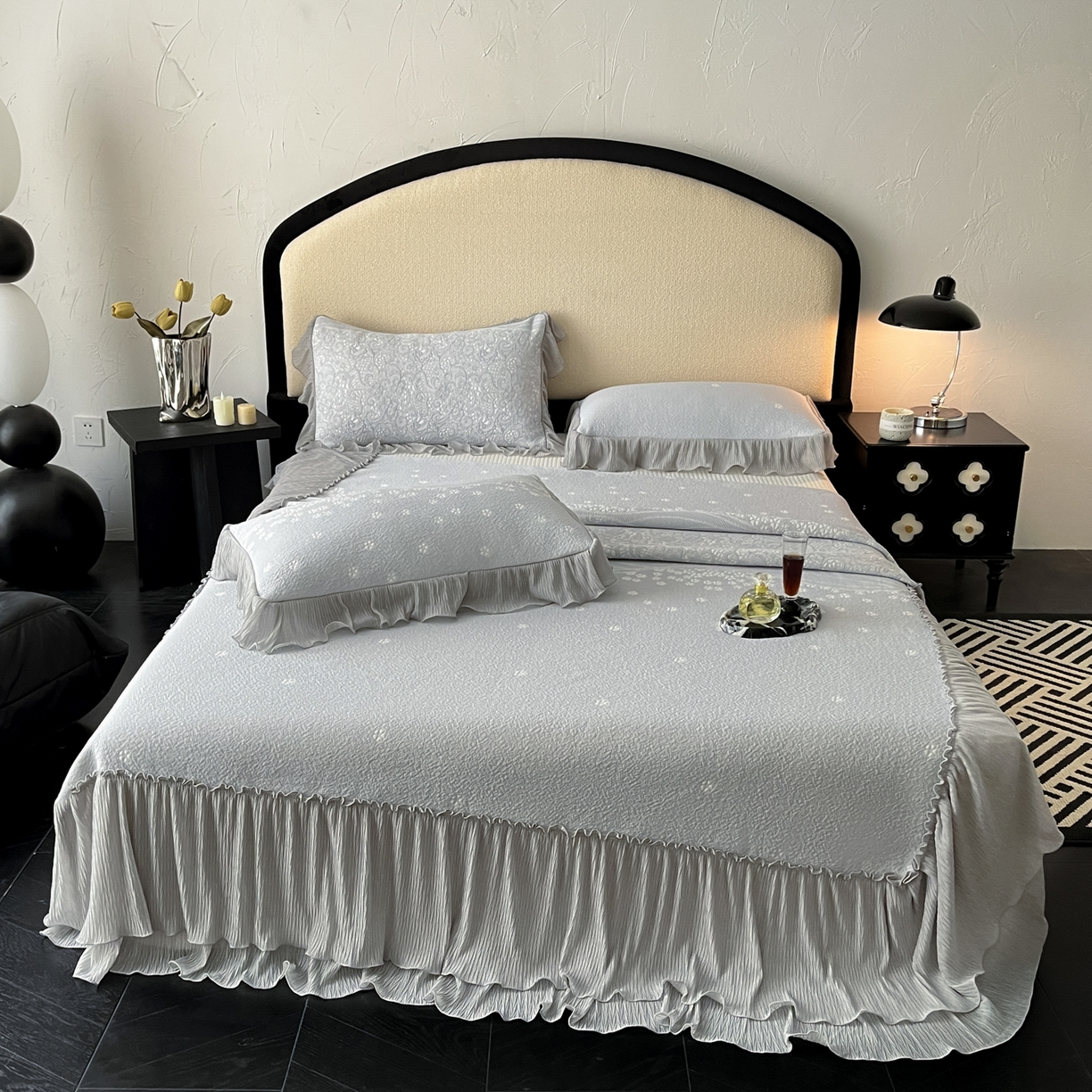 91家纺网 家纺一手货源 找家纺 莱米家纺 2026新款蕾丝花系列冰豆豆床裙 花漾-灰