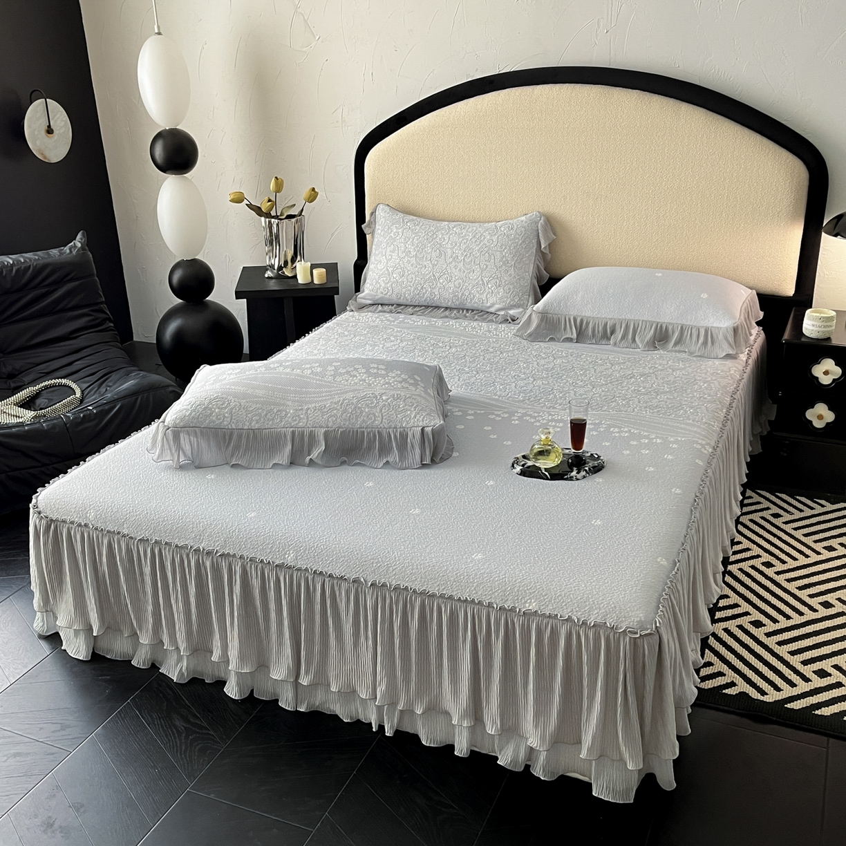 91家纺网 家纺一手货源 找家纺 莱米家纺 2026新款蕾丝花系列冰豆豆床裙 花漾-灰