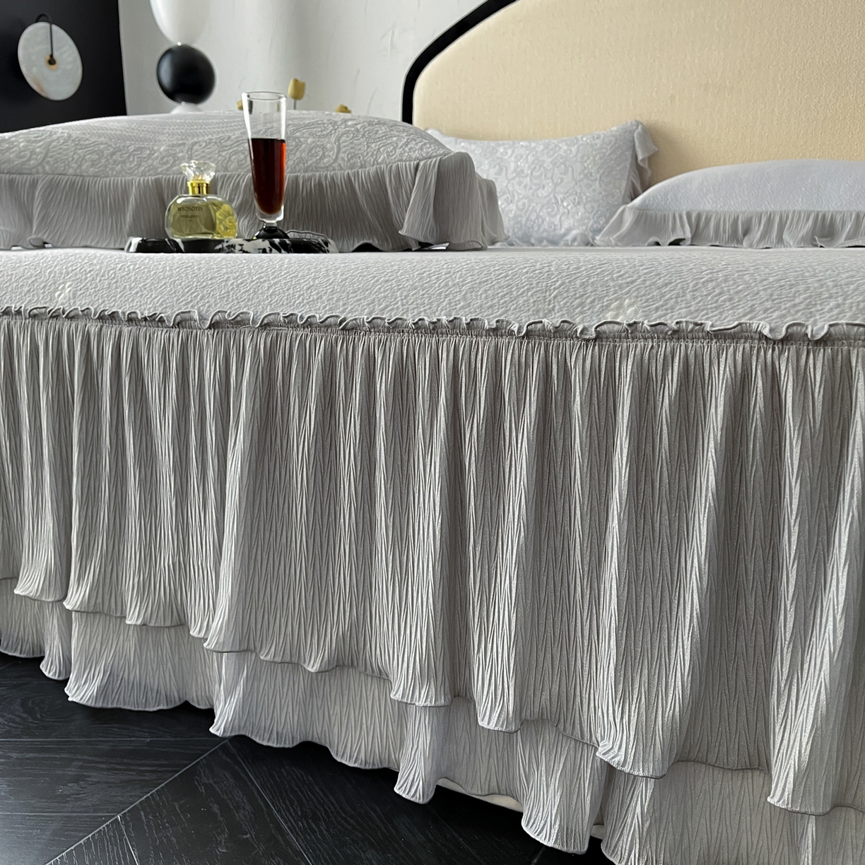 91家纺网 家纺一手货源 找家纺 莱米家纺 2026新款蕾丝花系列冰豆豆床裙 花漾-灰