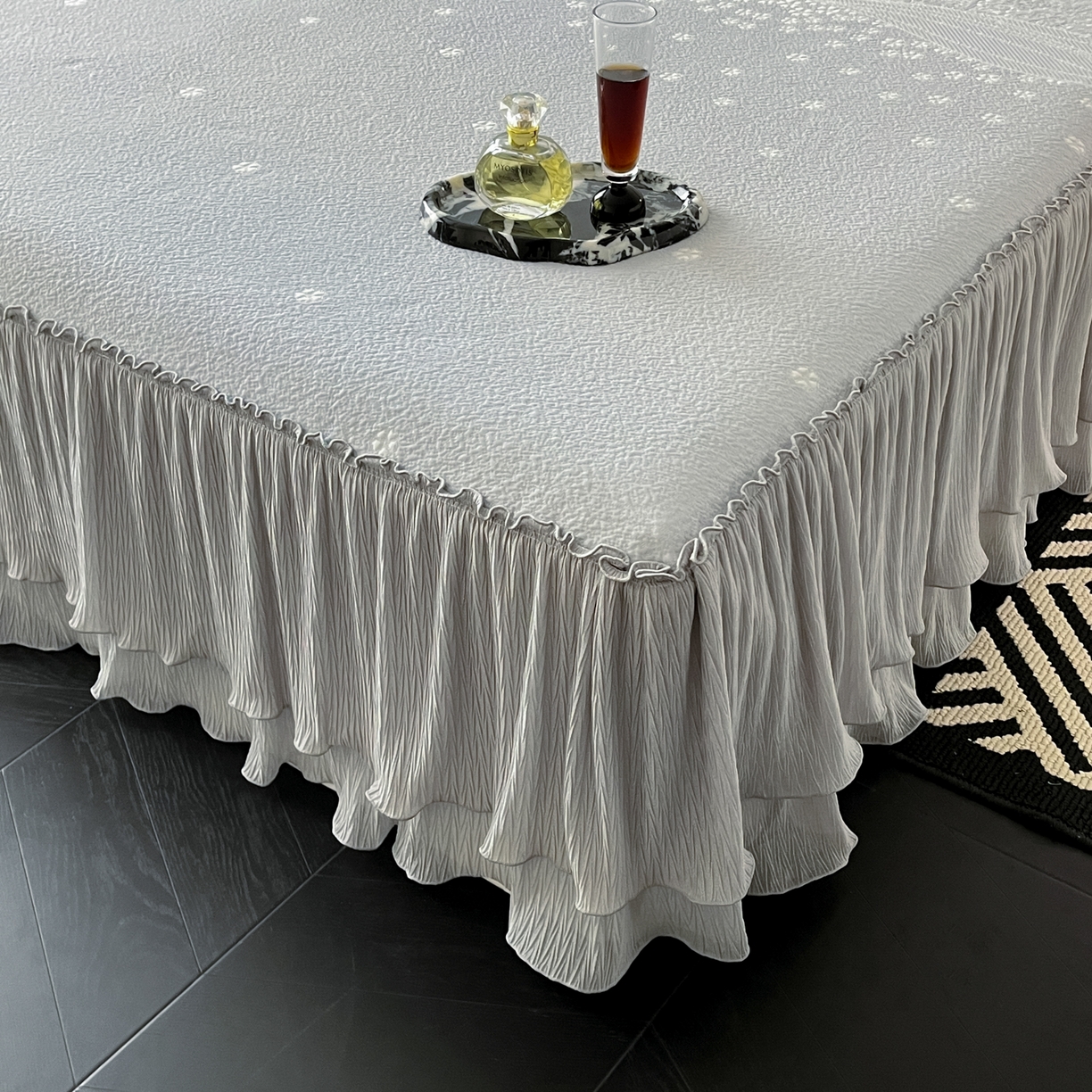 91家纺网 家纺一手货源 找家纺 莱米家纺 2026新款蕾丝花系列冰豆豆床裙 花漾-灰