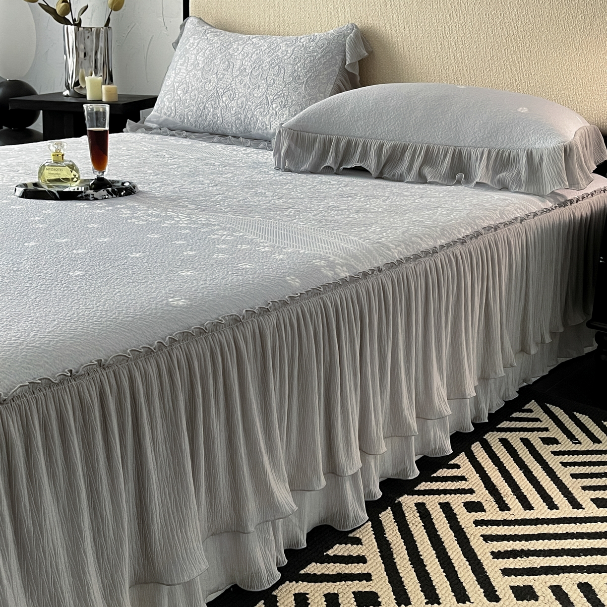 91家纺网 家纺一手货源 找家纺 莱米家纺 2026新款蕾丝花系列冰豆豆床裙 花漾-灰