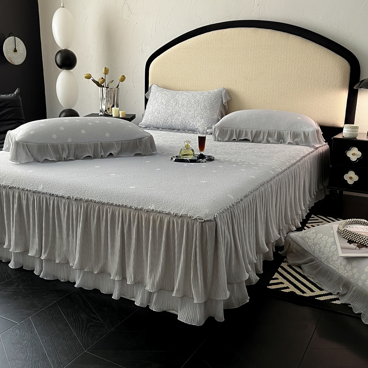 91家纺网 家纺一手货源 找家纺 莱米家纺 2026新款蕾丝花系列冰豆豆床裙 花漾-灰