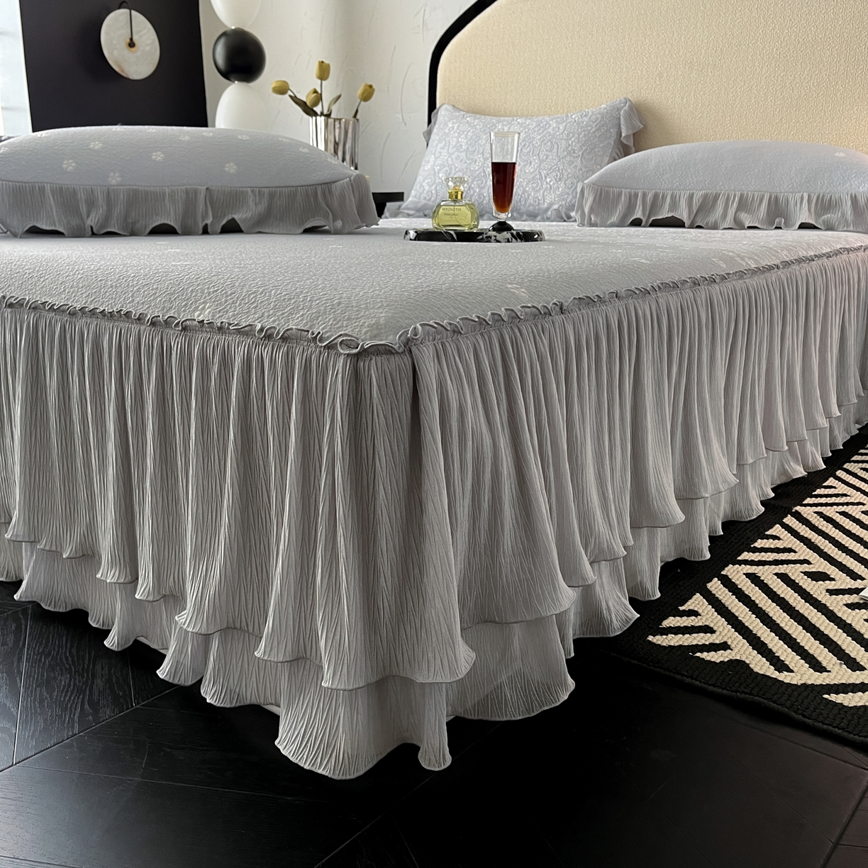 91家纺网 家纺一手货源 找家纺 莱米家纺 2026新款蕾丝花系列冰豆豆床裙 花漾-灰