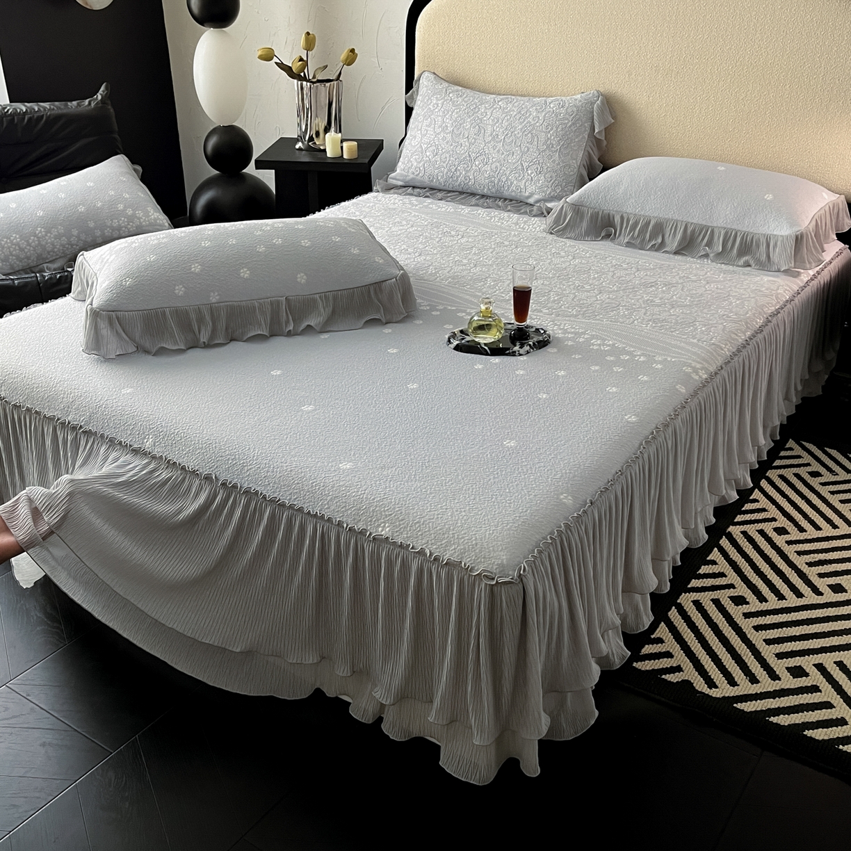 91家纺网 家纺一手货源 找家纺 莱米家纺 2026新款蕾丝花系列冰豆豆床裙 花漾-灰