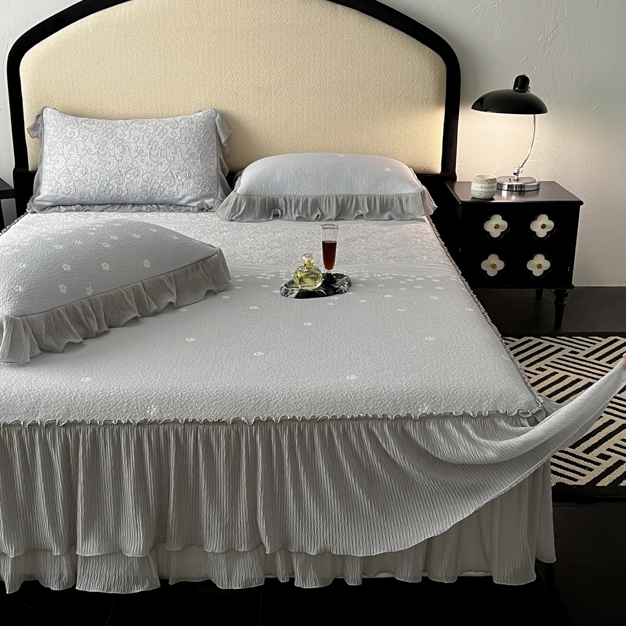 91家纺网 家纺一手货源 找家纺 莱米家纺 2026新款蕾丝花系列冰豆豆床裙 花漾-灰