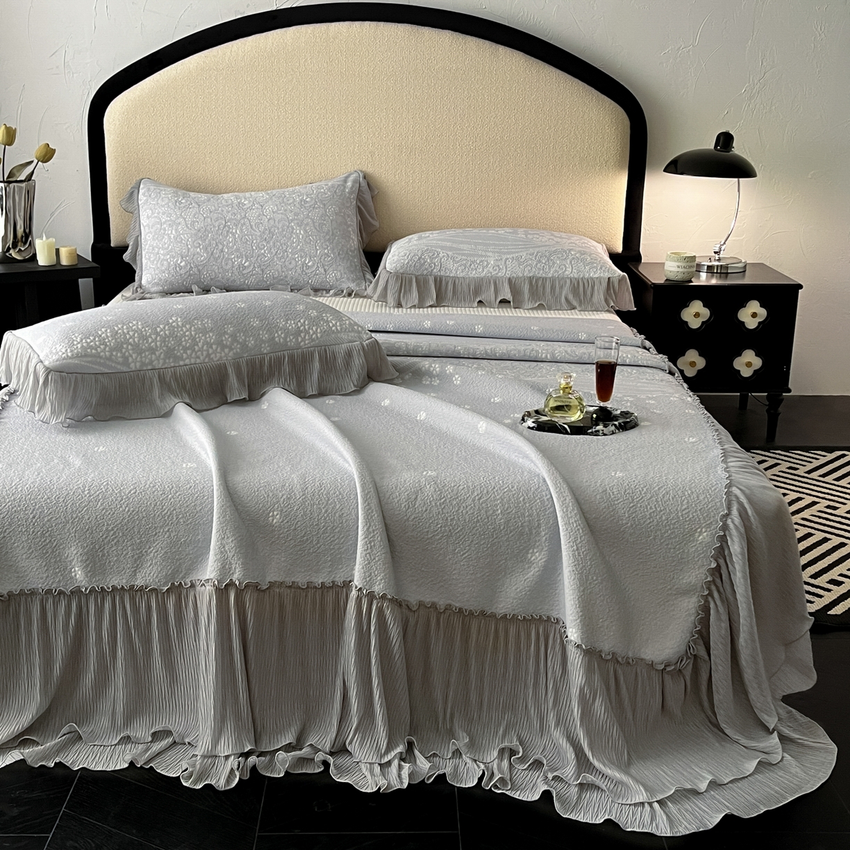 91家纺网 家纺一手货源 找家纺 莱米家纺 2026新款蕾丝花系列冰豆豆床裙 花漾-灰