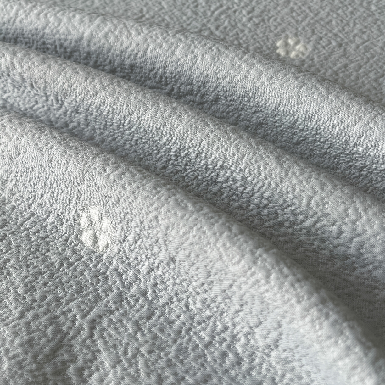 91家纺网 家纺一手货源 找家纺 莱米家纺 2026新款蕾丝花系列冰豆豆床裙 花漾-灰