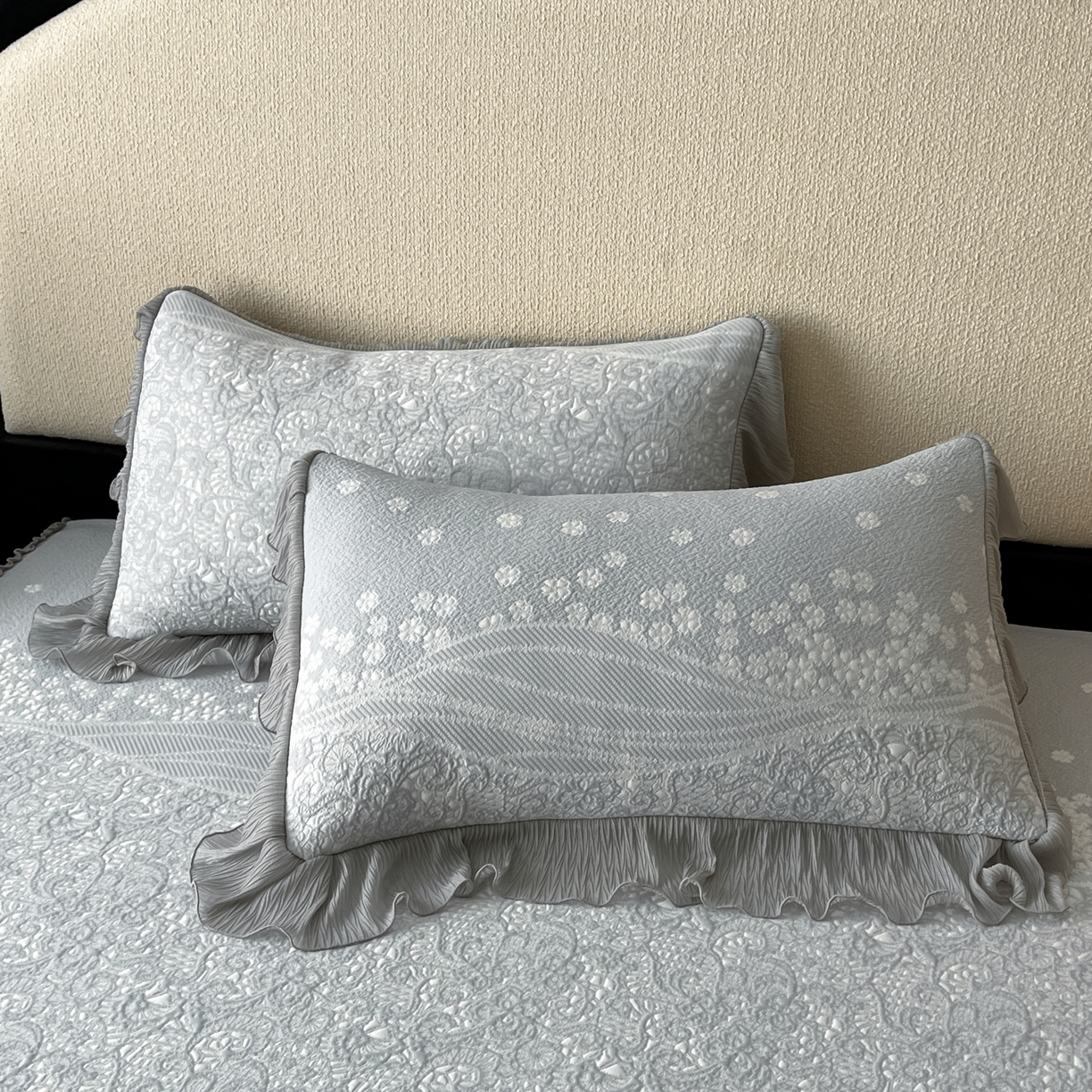 91家纺网 家纺一手货源 找家纺 莱米家纺 2026新款蕾丝花系列冰豆豆床裙 花漾-灰