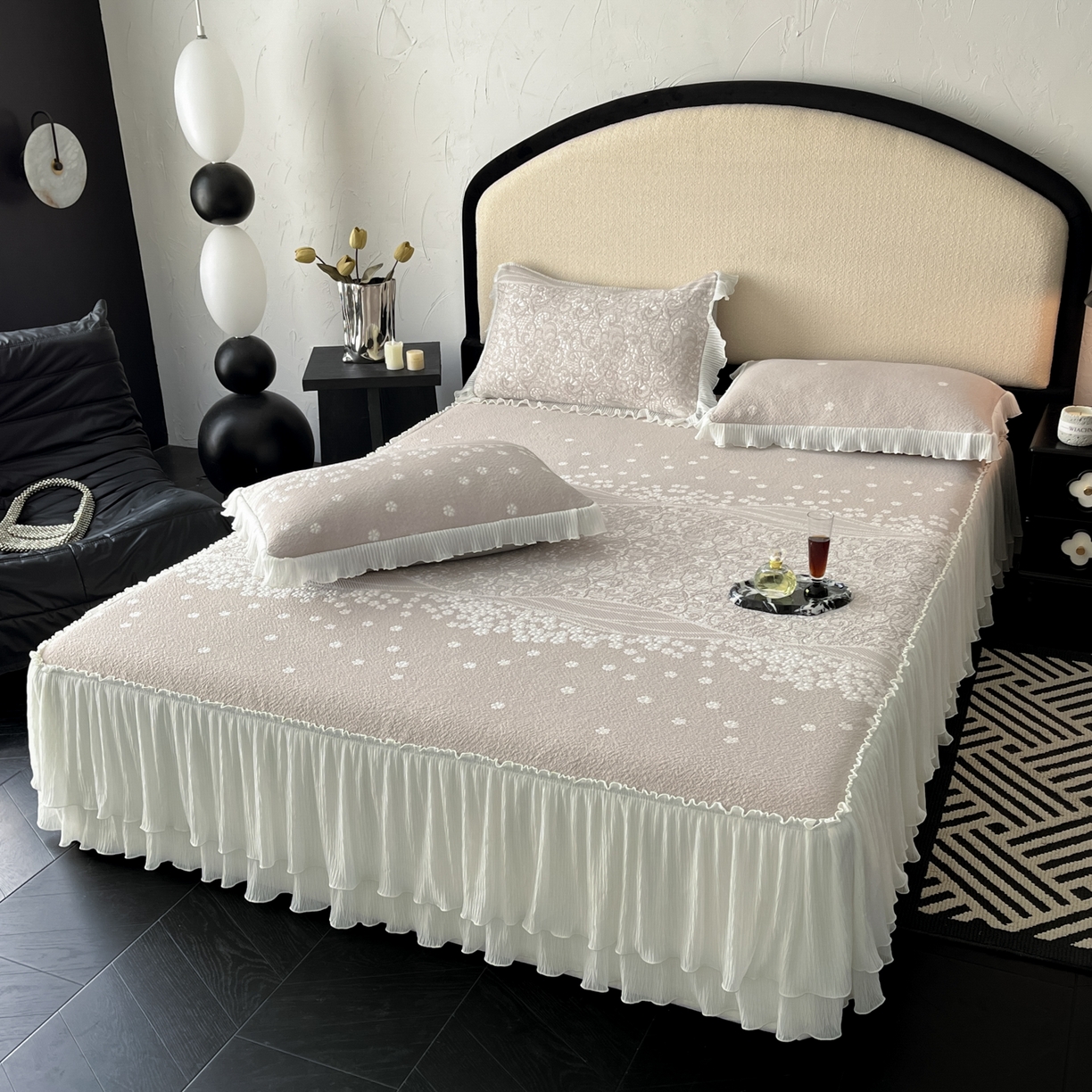 91家纺网 家纺一手货源 找家纺 莱米家纺 2026新款蕾丝花系列冰豆豆床裙 花漾-卡其