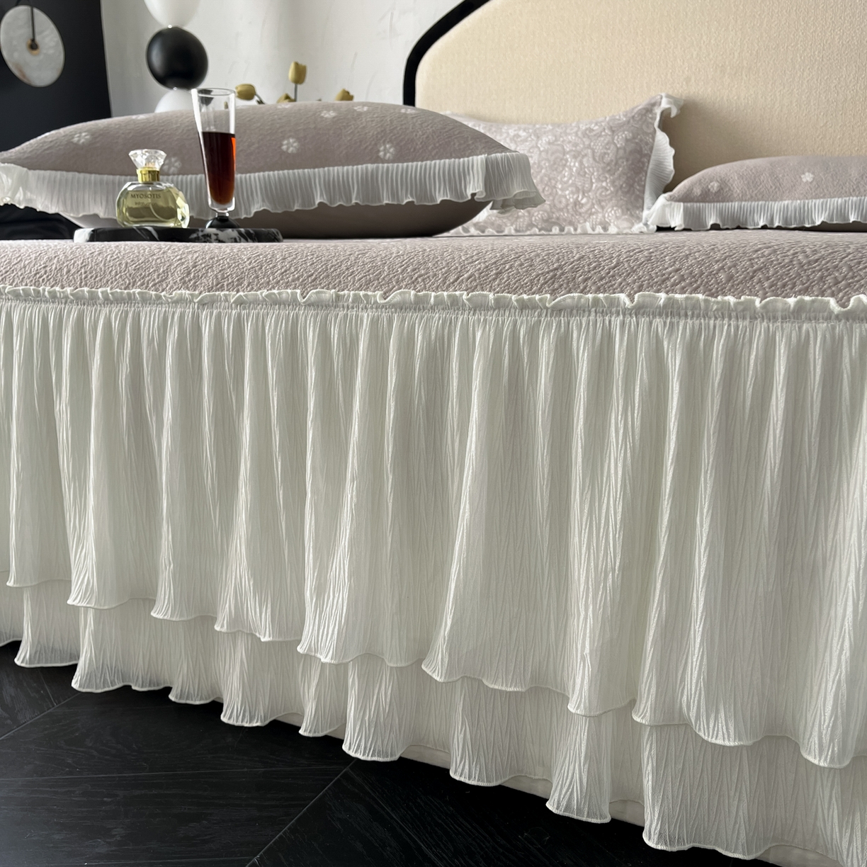 91家纺网 家纺一手货源 找家纺 莱米家纺 2026新款蕾丝花系列冰豆豆床裙 花漾-卡其