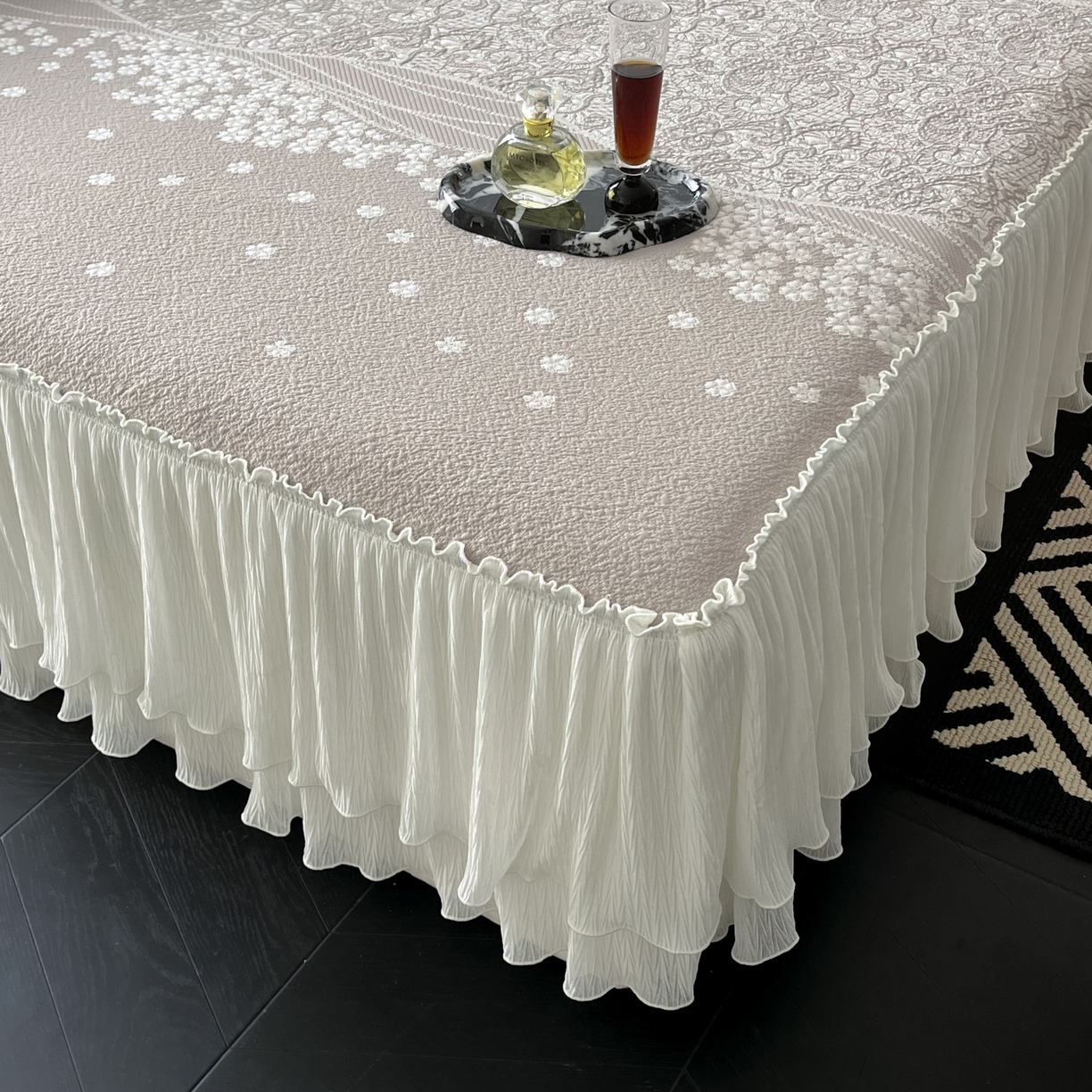 91家纺网 家纺一手货源 找家纺 莱米家纺 2026新款蕾丝花系列冰豆豆床裙 花漾-卡其