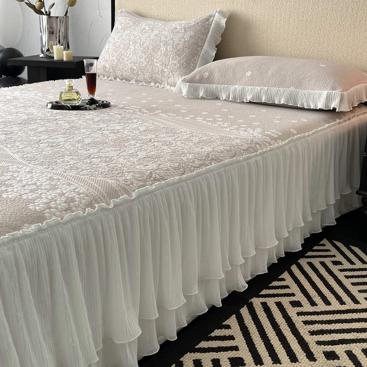 91家纺网 家纺一手货源 找家纺 莱米家纺 2026新款蕾丝花系列冰豆豆床裙 花漾-卡其