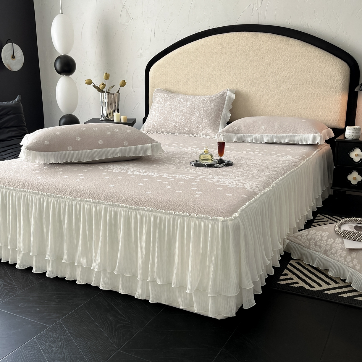 91家纺网 家纺一手货源 找家纺 莱米家纺 2026新款蕾丝花系列冰豆豆床裙 花漾-卡其