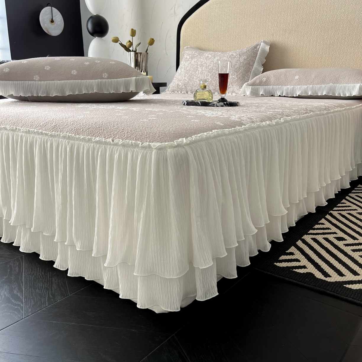 91家纺网 家纺一手货源 找家纺 莱米家纺 2026新款蕾丝花系列冰豆豆床裙 花漾-卡其