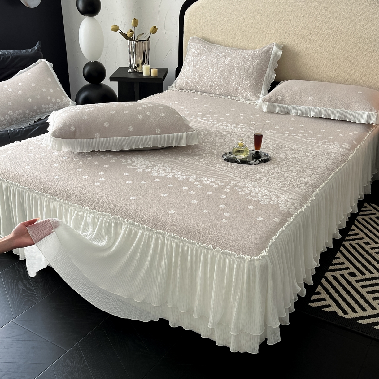 91家纺网 家纺一手货源 找家纺 莱米家纺 2026新款蕾丝花系列冰豆豆床裙 花漾-卡其