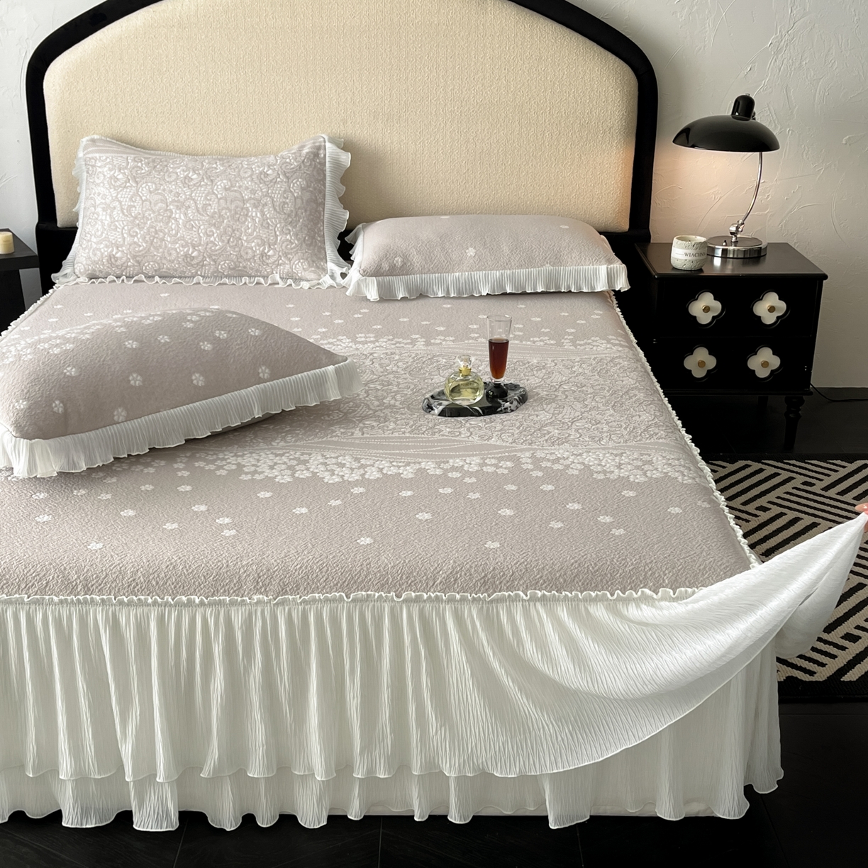 91家纺网 家纺一手货源 找家纺 莱米家纺 2026新款蕾丝花系列冰豆豆床裙 花漾-卡其