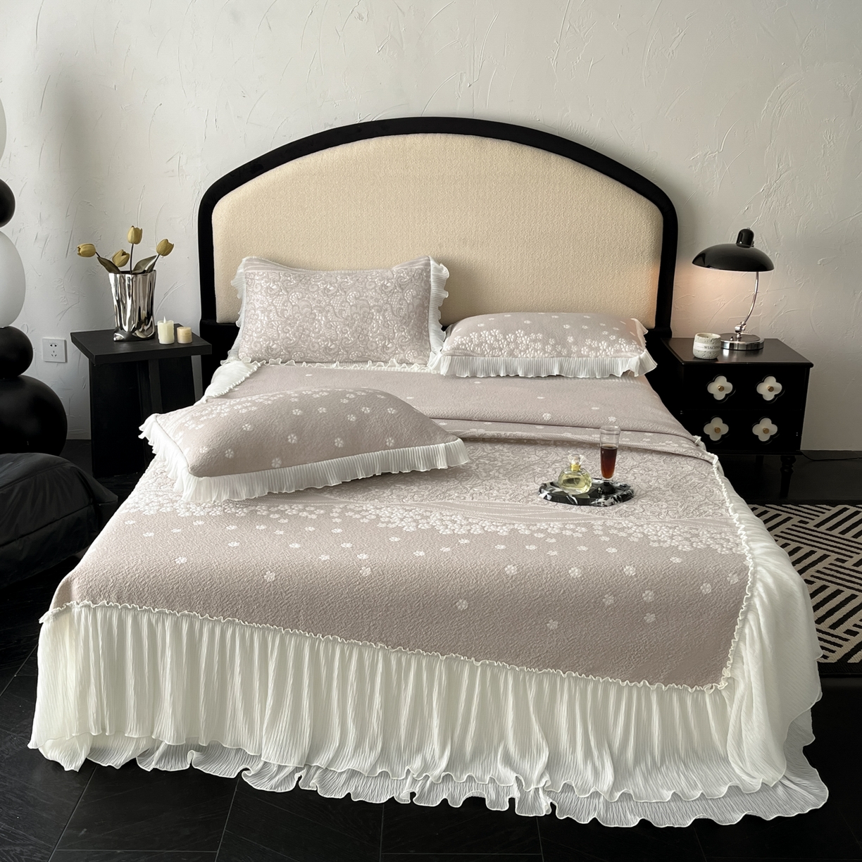 91家纺网 家纺一手货源 找家纺 莱米家纺 2026新款蕾丝花系列冰豆豆床裙 花漾-卡其