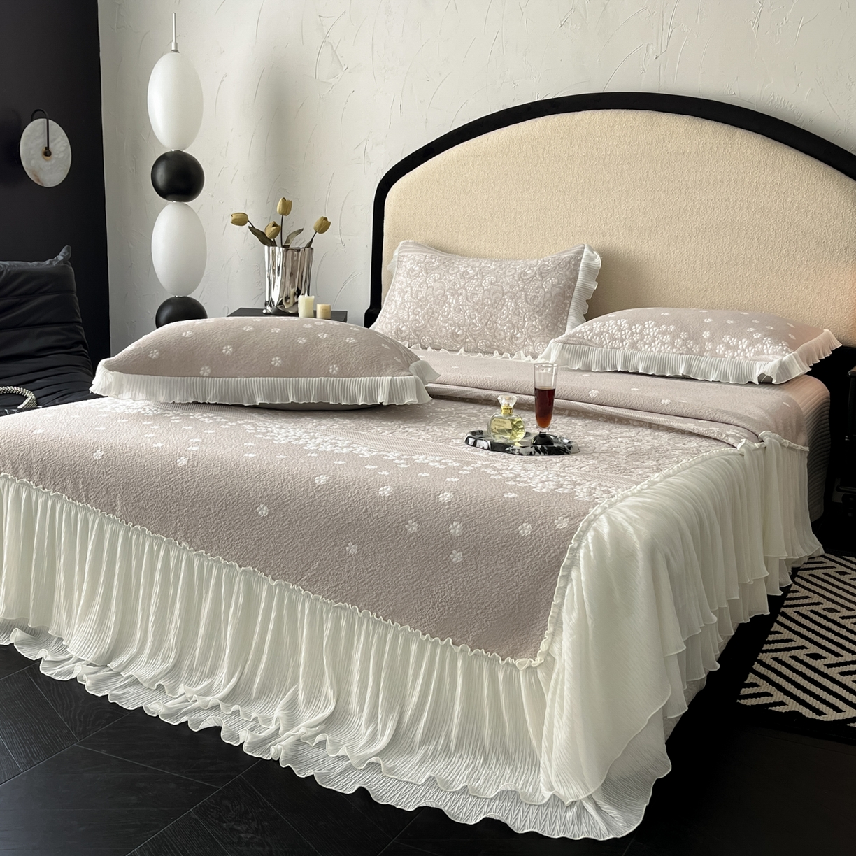 91家纺网 家纺一手货源 找家纺 莱米家纺 2026新款蕾丝花系列冰豆豆床裙 花漾-卡其