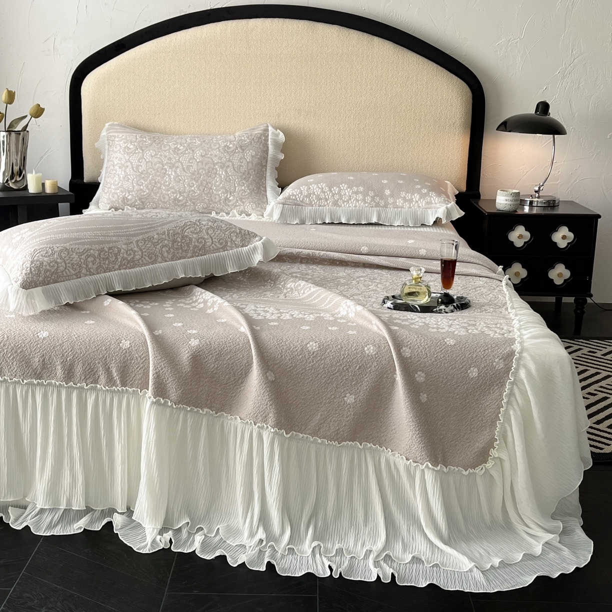 91家纺网 家纺一手货源 找家纺 莱米家纺 2026新款蕾丝花系列冰豆豆床裙 花漾-卡其