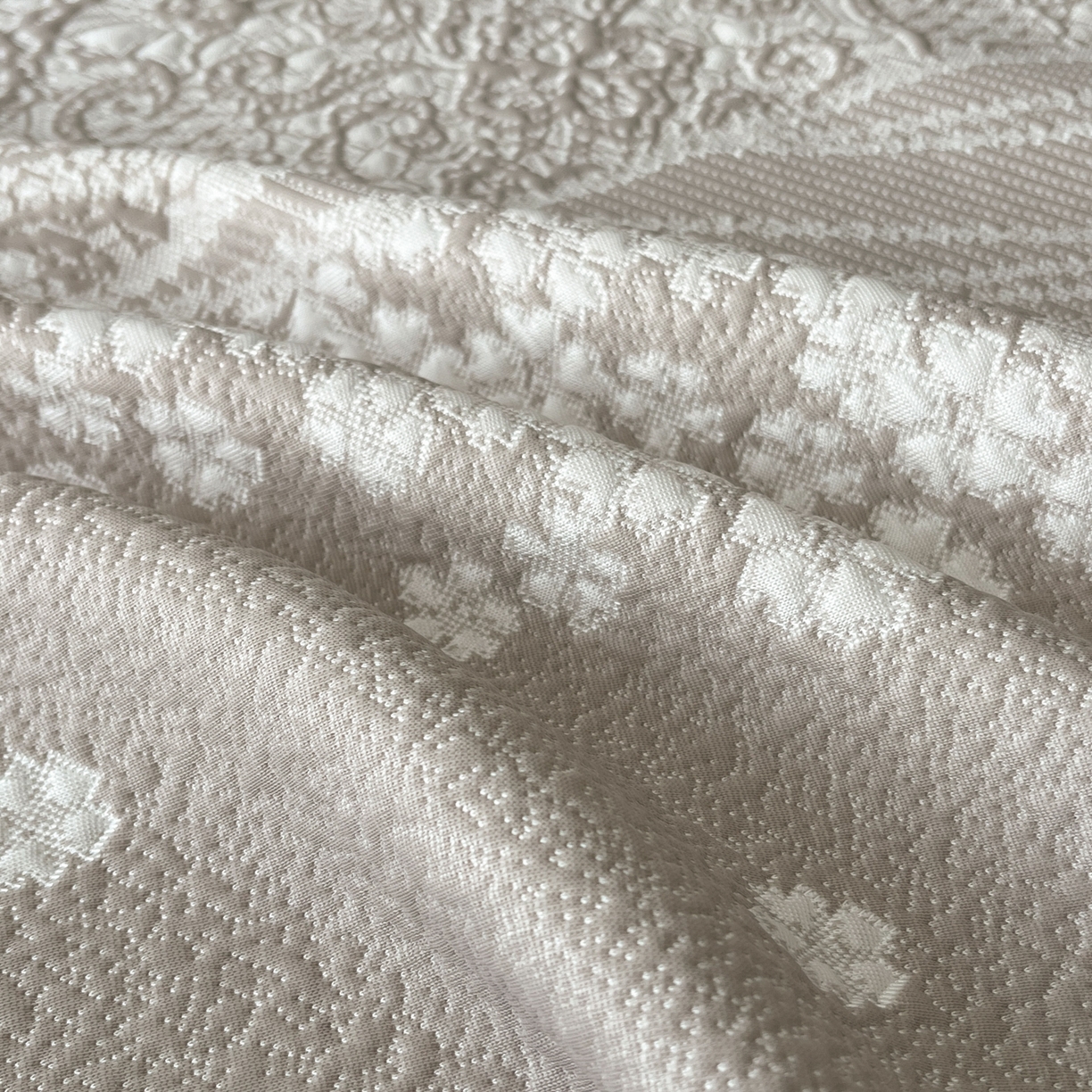 91家纺网 家纺一手货源 找家纺 莱米家纺 2026新款蕾丝花系列冰豆豆床裙 花漾-卡其