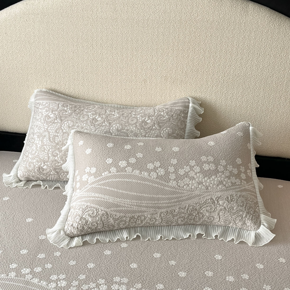 91家纺网 家纺一手货源 找家纺 莱米家纺 2026新款蕾丝花系列冰豆豆床裙 花漾-卡其