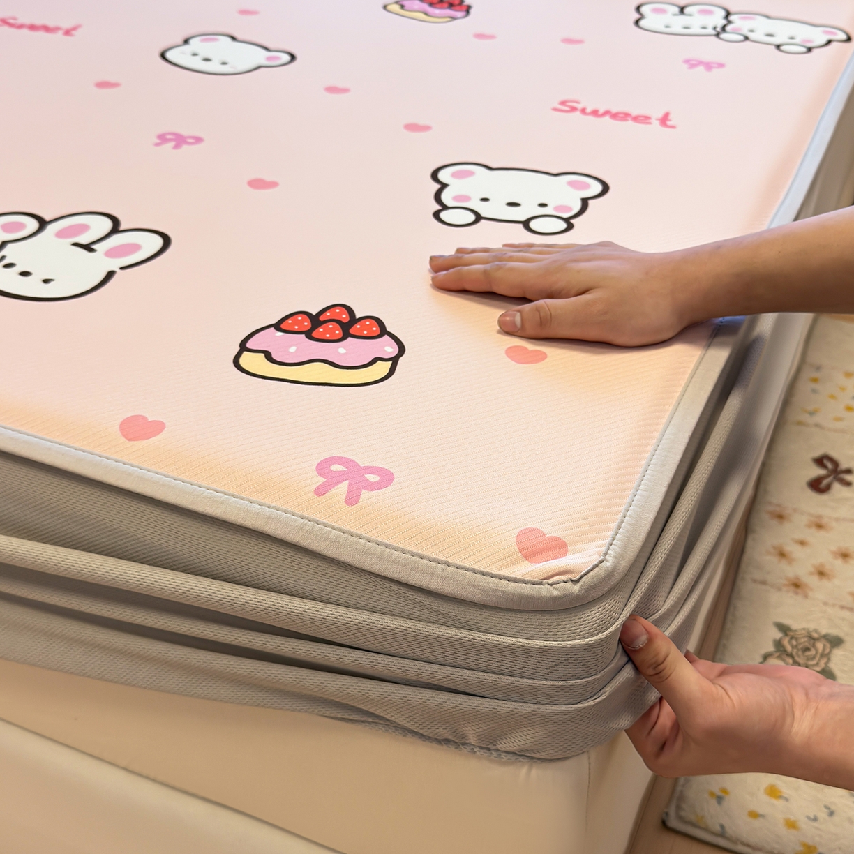 91家纺网 家纺一手货源 找家纺 懒猫家纺 2026新款卡通凉感冰丝床笠款凉席 床笠席-熊兔玩伴