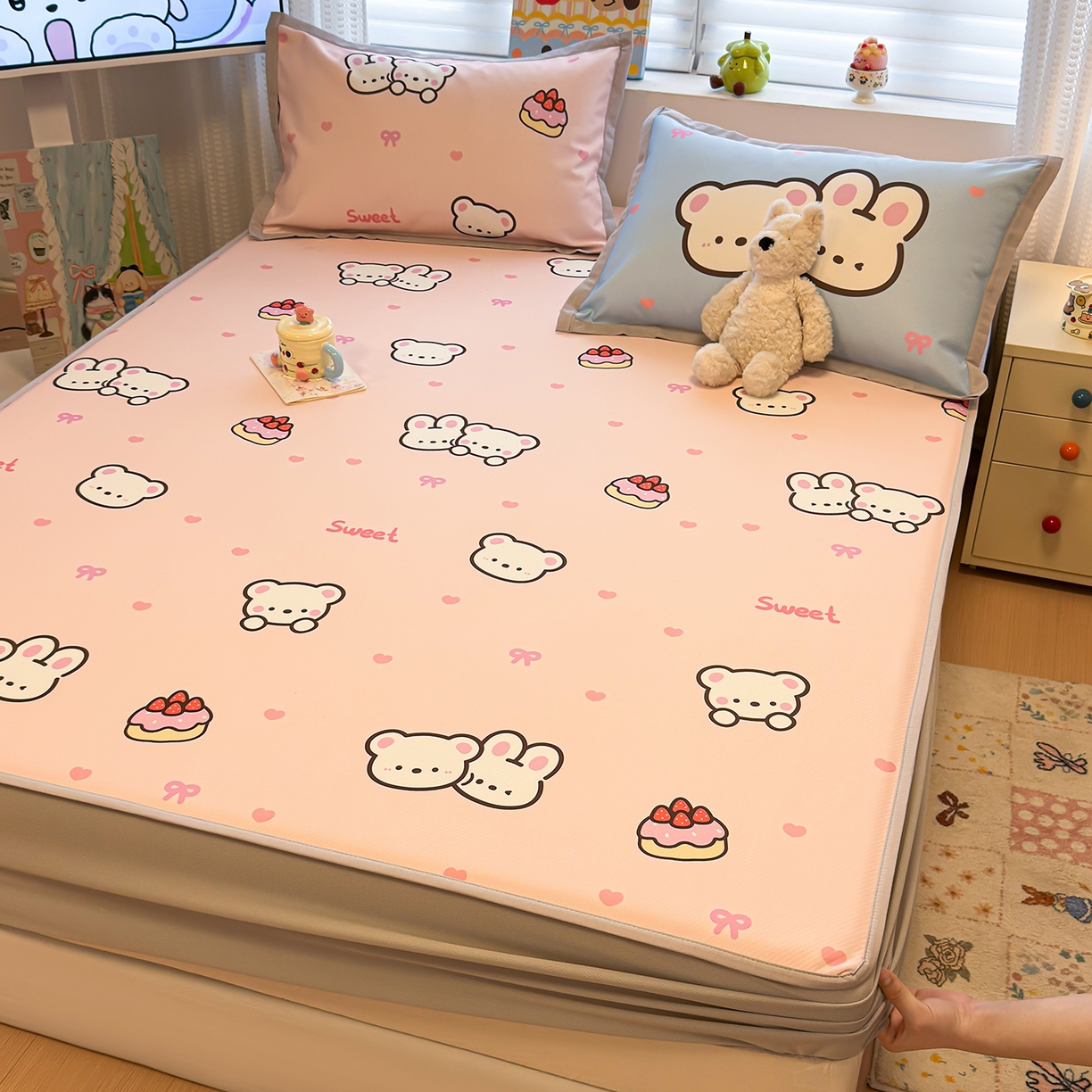 91家纺网 家纺一手货源 找家纺 懒猫家纺 2026新款卡通凉感冰丝床笠款凉席 床笠席-熊兔玩伴